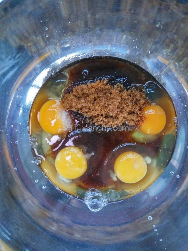 鸡蛋打入打蛋盆，加入白糖红糖。