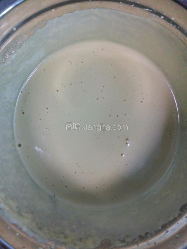 打蛋盆坐入温水盆中，打发蛋液至粘稠
