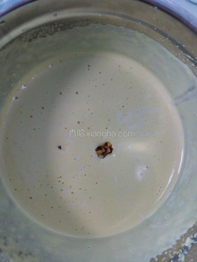 加入玉米油和枣奶，切入式搅拌