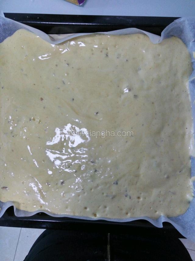 快速搅拌均匀后倒入烤盘，振动三次。