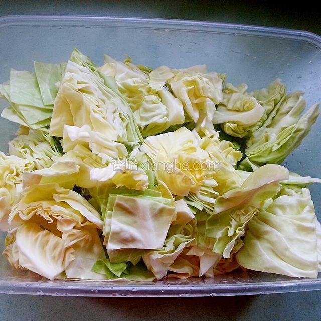 卷心菜洗净切成大块备用。