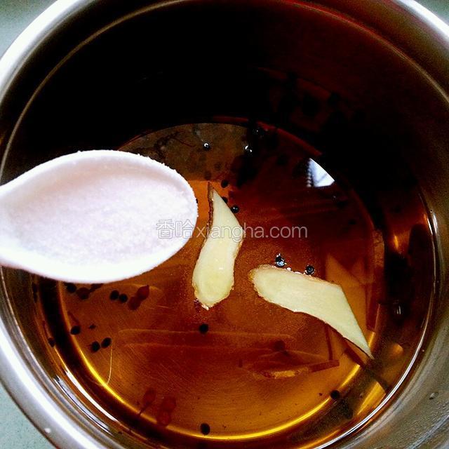  花椒水晾凉后，调入2汤匙精盐，放入生姜 倒入一汤匙白糖，适量的白酒，约两汤匙，再次把花椒水烧开，关火晾凉。