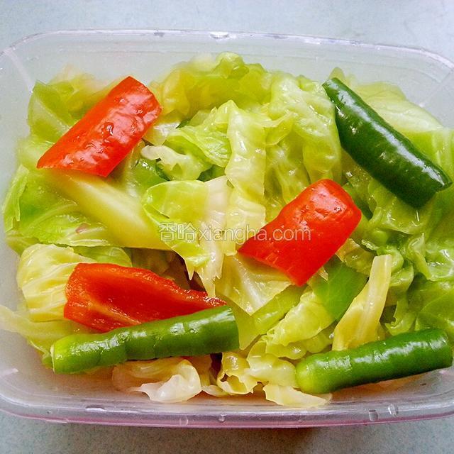 煮锅里倒入清水，水开后关火把卷心菜和和红辣椒焯水，捞出晾凉。