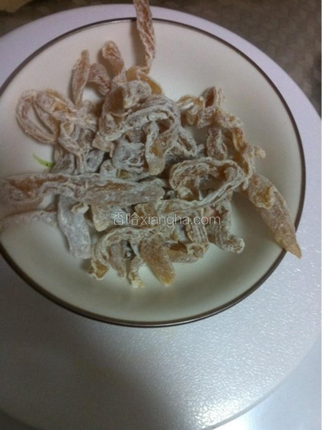 无花果干洗净备用。