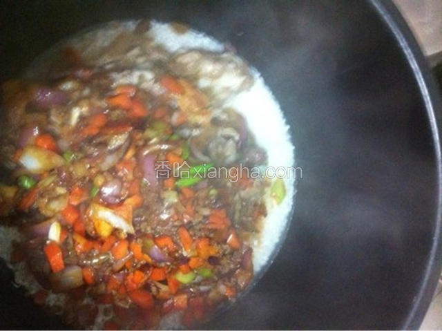 将炒好食材倒在粳米上，