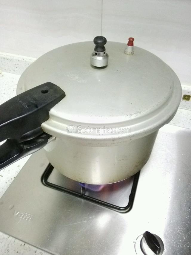 加适量的水放如高压锅烧开之后，压20分钟