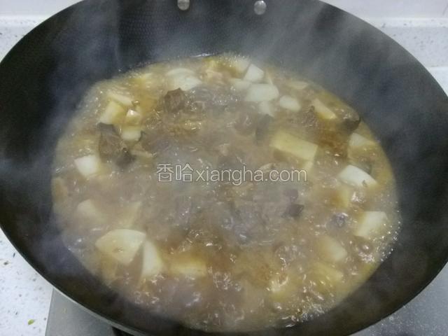 20分钟压好之后，锅内放入萝卜，倒入牛肉，蒜放上面，将萝卜煮至脱水状态，牛肉就可以起锅了