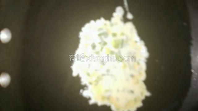 开小火，舀入一勺面糊倒入锅内，转动锅子均匀的流淌开成圆形