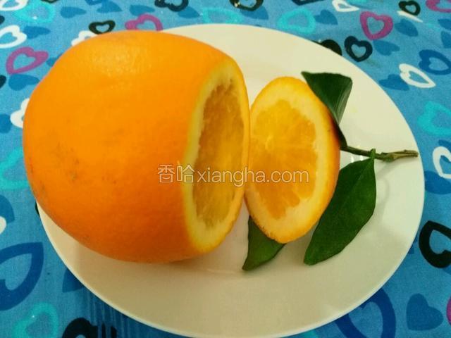 在橙子的三分之一处切一刀