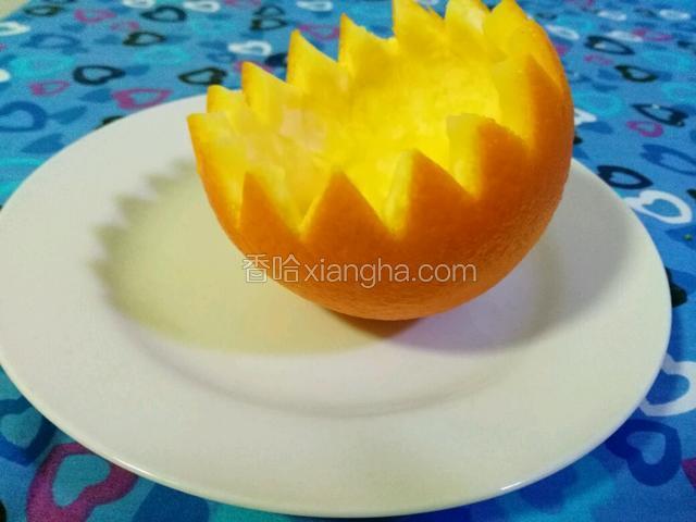 将橙子瓤挖出，用剪刀剪成锯齿型