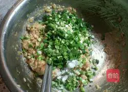 Illustration of how to make spicy and sour wontons 1