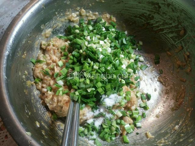 饺子馅里拌韭菜粒，我的饺子馅里加了盐、料酒、五香粉、花椒粉、鸡蛋1个、油适量、味精少许
