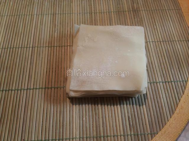 馄饨皮买的，这个自己擀一定要匀且薄光