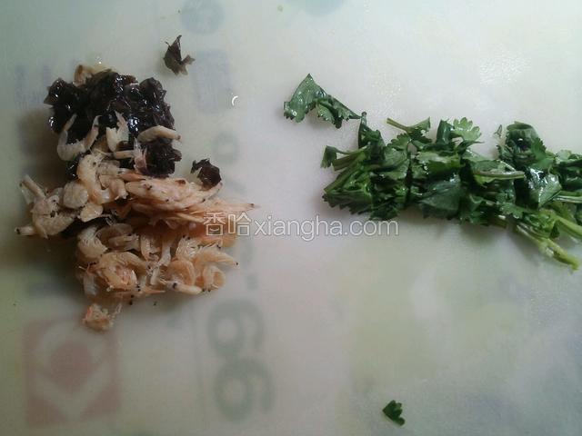虾皮、紫菜洗净、香菜洗净切小段