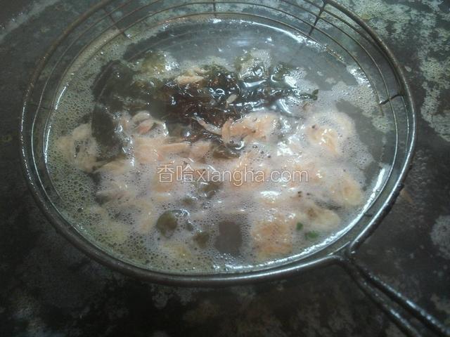 水开将虾皮紫菜放漏勺稍微焯下水