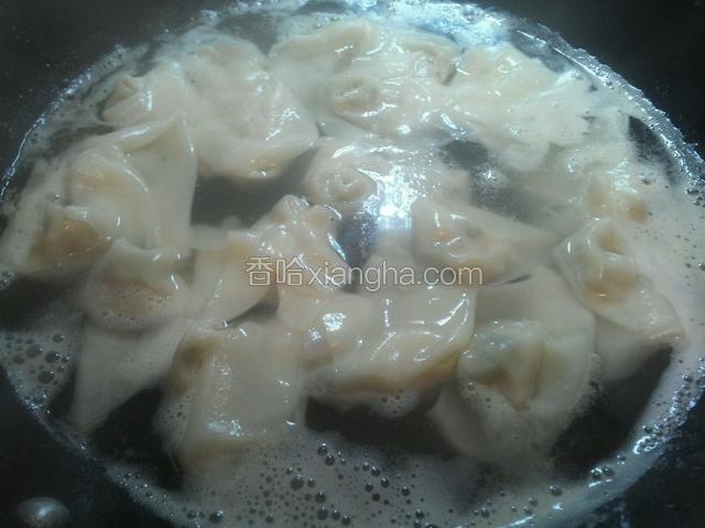 下馄饨煮约不到2分钟，全浮起即可