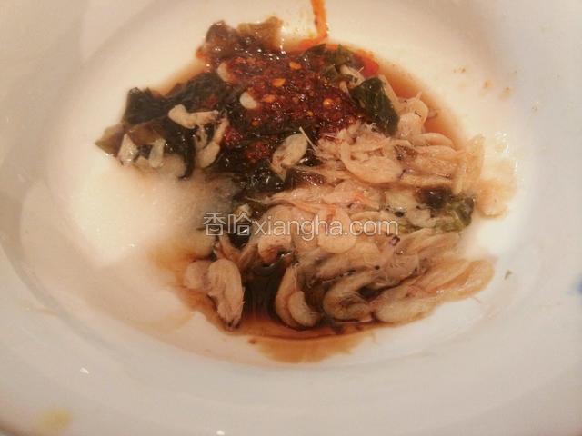 煮馄饨同时调汤料，加盐、辣子油、花椒油、醋、鸡精