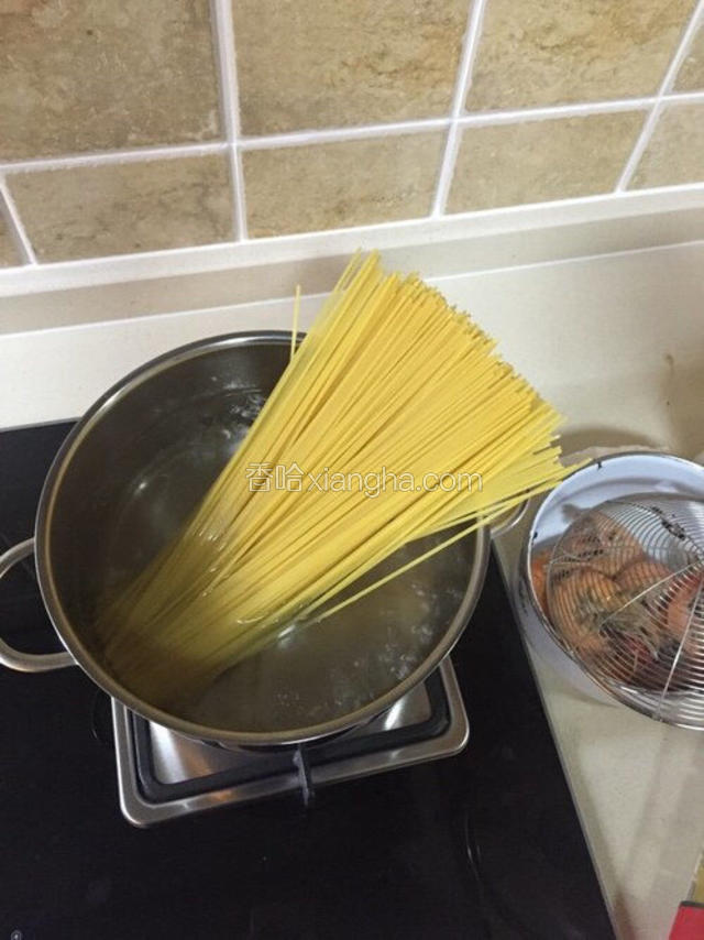 起锅，水开后把意面下入锅内煮熟。