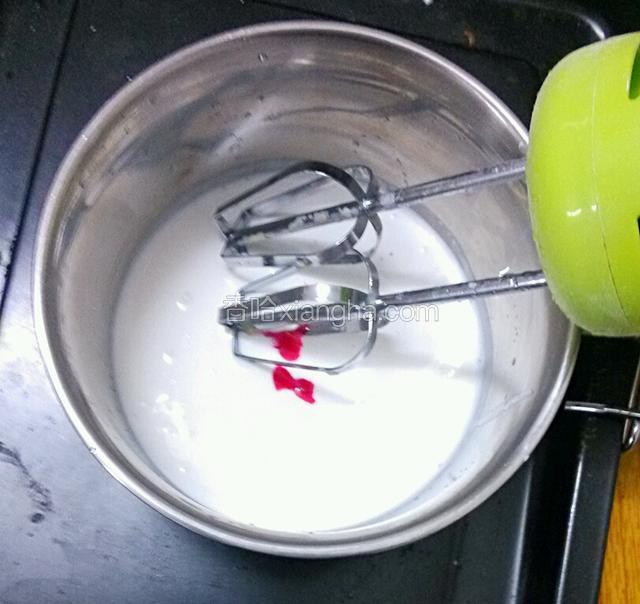 奶油加入粉红色食用色素几滴