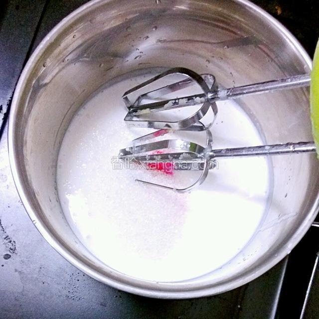 加入少许白沙糖(大家可以用糖粉哦，)