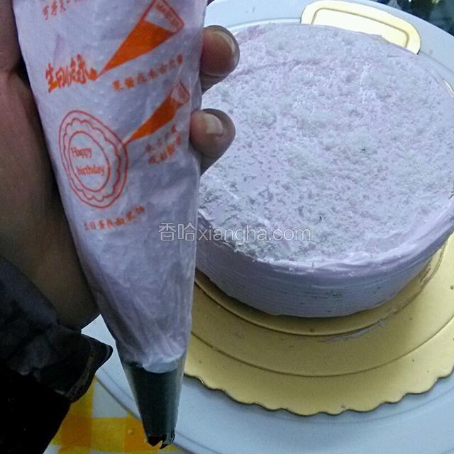 把打发好的奶油装进裱花袋装好裱花嘴
