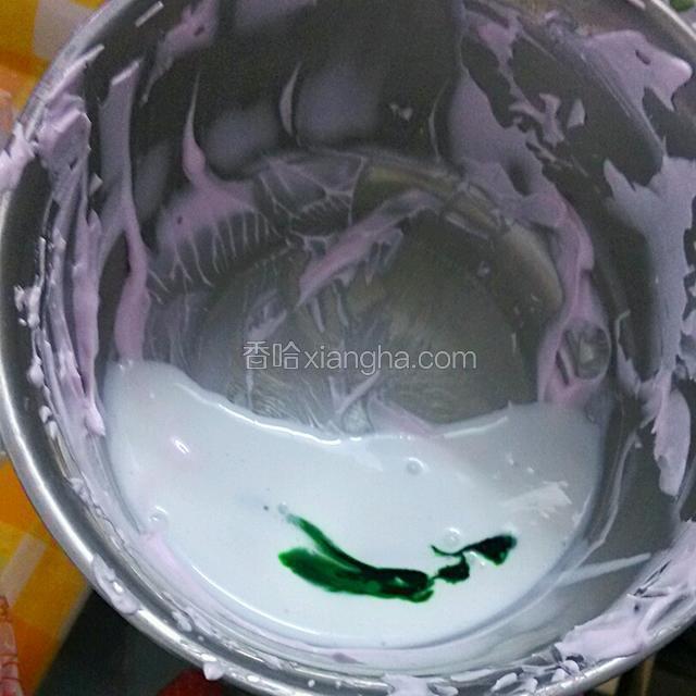 在倒少量的奶油，加入几滴绿色的色素