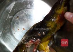 嘎鱼水中游的做法图解1