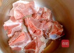 红萝卜玉米汤的做法图解1