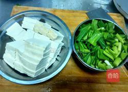 蒜苗炒豆腐的做法图解1