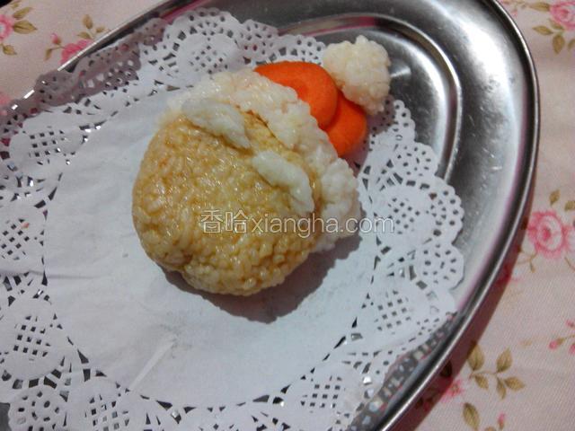 少许白米饭揉成月牙形，制作成圣诞老人的白色眉毛。