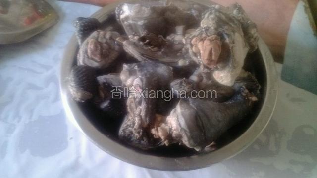 去掉沫后，捞出冲净，放入容器中备用。