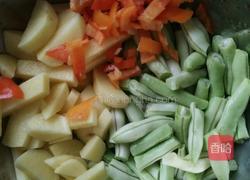 土豆芸豆焖面的做法图解1