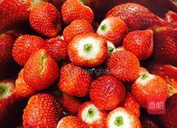 草莓果酱的做法图解1