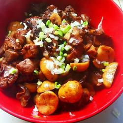 板栗干菇炒鸡腿的做法[图]