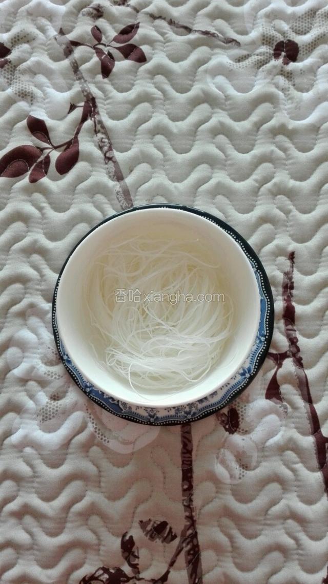 将泡好的粉丝反复洗净沥干水，切一半，便于夹食。