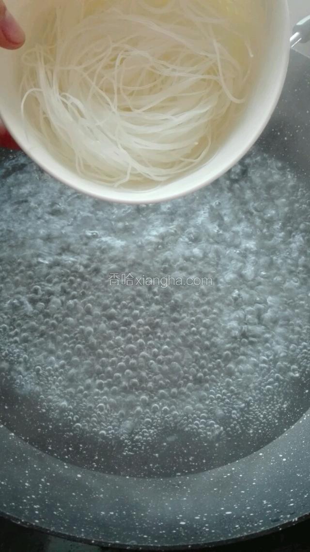 水烧开后，倒入粉丝进行煮。