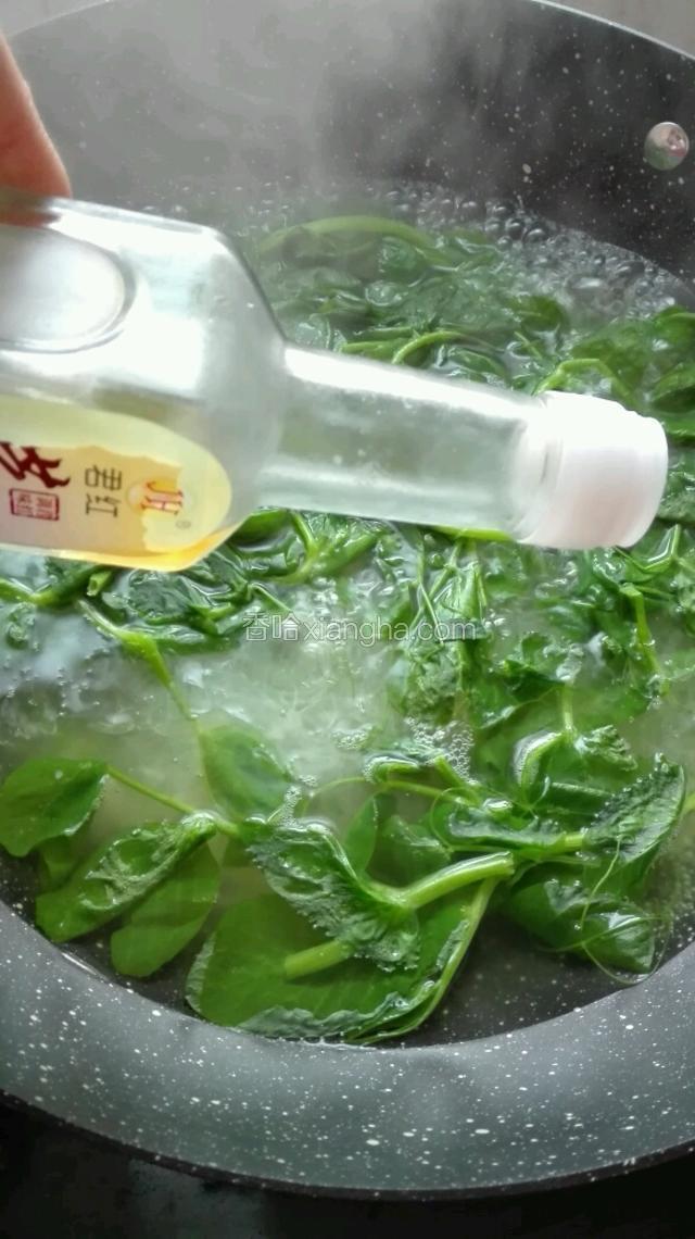 随即加入适量芝麻油、盐，少量鸡精，均匀搅拌。