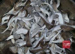 猪肉炒蘑菇的做法图解1