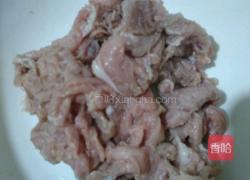 平菇肉片汤的做法图解1