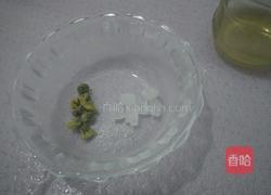 蜂蜜菊花茶的做法图解1