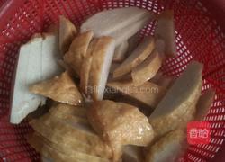 芹菜炒鱼丸的做法图解1