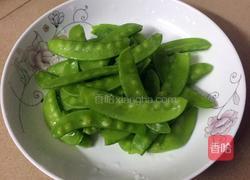 荷兰豆炒腊肠的做法图解1