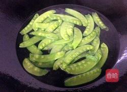 荷兰豆炒腊肠的做法图解3
