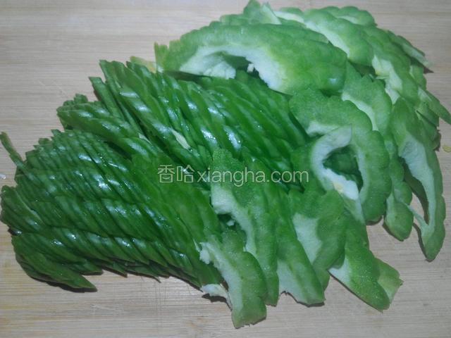 苦瓜切成片