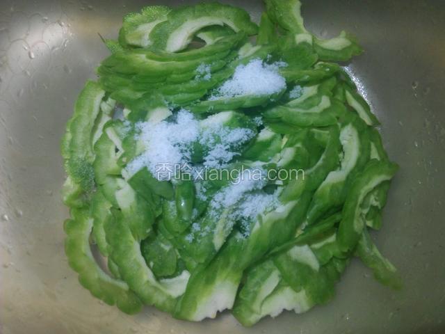 撒上盐拌匀腌一会