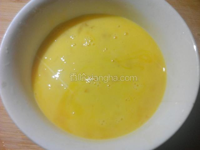 鸡蛋打入碗里、搅匀