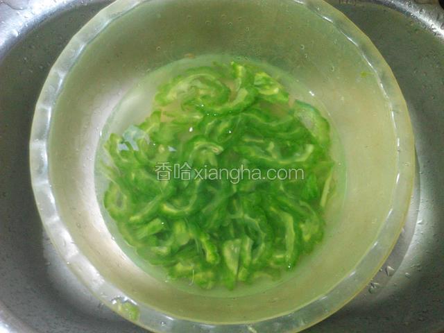用盐腌过的苦瓜过清水、挤干水分
