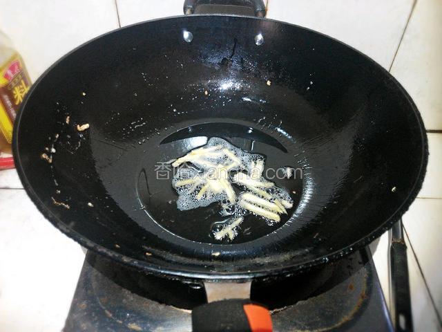 锅烧热放油、放姜