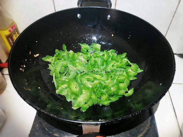 放苦瓜翻炒片刻