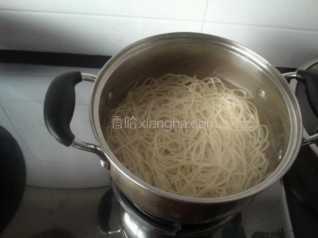用汤锅把面条煮熟控水盘备用。一般500克面有3盘好做，可供一家3口吃一顿。